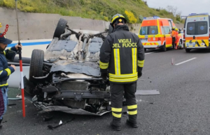 Brutto scontro sulla 131: auto si ribalta sulla carreggiata