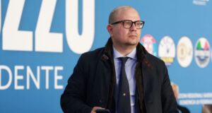 Nuoro, Giorgia Meloni definita “pescivendola” | Deidda: “Il consigliere si dimetta”