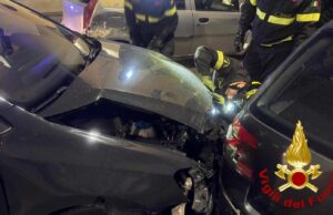 Sassari, scontro tra due veicoli: uno finisce su un terzo mezzo in sosta