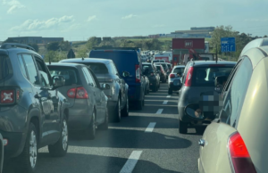 Tremendo incidente sulla 554: traffico bloccato e lunghe code