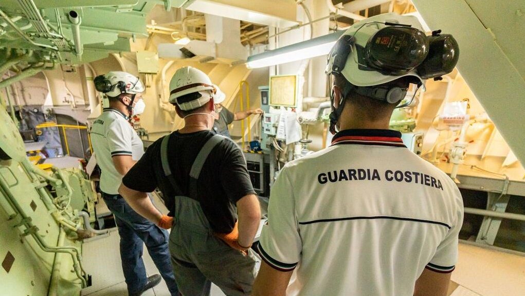 Cagliari, gravi irregolarità a bordo: scatta il fermo per una nave