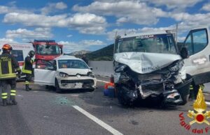 Paura a Olbia, tremendo scontro tra auto e camion: due feriti