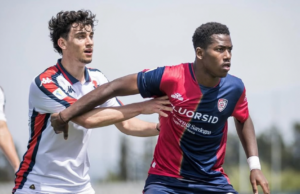 Cade a terra dopo uno scontro: paura per Trepy del Cagliari