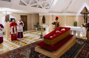 Papa Francesco, esposta la salma del Pontefice | Ieri a Cagliari la messa di Baturi