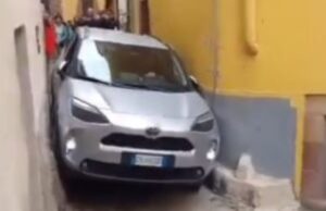 Bosa, due turisti “presi in giro” dal Gps: l’auto si incastra tra le case