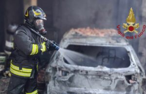 Assemini, fiamme in un parcheggio condominiale: distrutti due mezzi