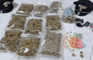 Villacidro, guida senza patente e droga nella moto: 18enne in manette