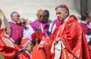 Conclave, Angelo Becciu si ritira: non sarà Cardinale elettore