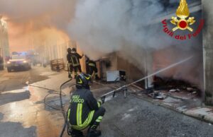 Paura a Gairo, scoppia un incendio nel garage di una casa: un ferito
