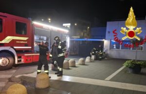 Paura a Sassari, auto in fiamme nel parcheggio del mercato civico