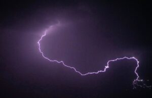 Spettacolo nei cieli sardi: i fulmini accendono la notte