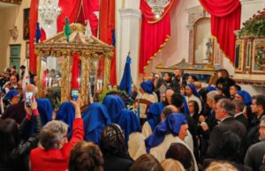 Sant’Efisio rientra a Cagliari: voto sciolto, ma si rompe un dito della statua