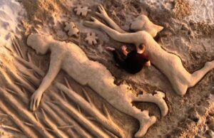 Michael Frison, l’omaggio di una scultura di sabbia sul litorale di Platamona