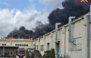 Spaventoso incendio a Porto Torres: rogo spento dopo diverse ore