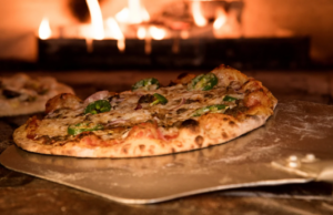 Cagliari, “Blatta nella pizza, voglio 1000 euro”: titolare denuncia estorsione