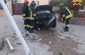 Tragedia sfiorata ad Alghero, auto si schianta contro un palo