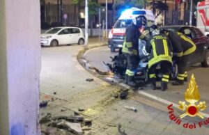 Sassari, paura nella notte: auto finisce contro la vetrina di un negozio
