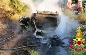 Arzachena, pauroso incidente all’alba: auto ribaltata e avvolta dalle fiamme