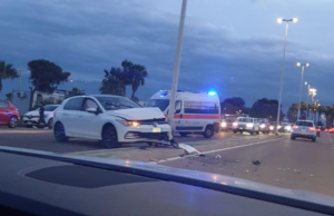 Poetto, schianto pauroso contro un palo: ci sono feriti