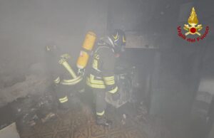 Paura a Orani, prende fuoco una casa in pieno centro