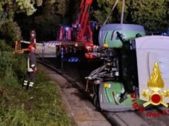 Villagrande Strisaili, trattore si ribalta da un camion: strada bloccata