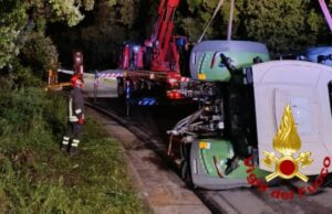 Villagrande Strisaili, trattore si ribalta da un camion: strada bloccata