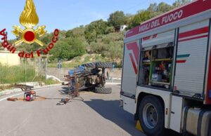 Paura a Tissi, trattore si ribalta in strada: illeso il conducente