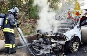Sardara, paura sulla 131: auto avvolta dalle fiamme
