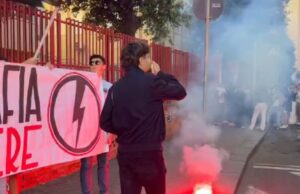 Striscione al Siotto, Ghirra: “Apologia del fascismo, Piantedosi intervenga”