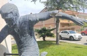 Statua Riva danneggiata, responsabile si autodenuncia: “La ripagherò”