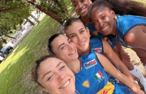 Inizia l’estate azzurra di Alessia Orro: sorrisi con le compagne