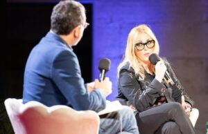 Villacidro, Roberta Bruzzone accolta con un bagno di folla