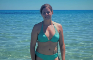 Ilaria Salis a Cala Sinzias: “Che figata il mare della Sardegna”