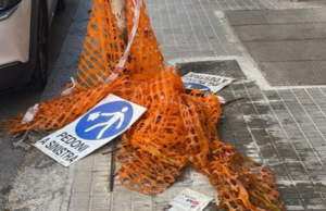 (Poco) decoro a Cagliari: cartelli abbandonati in via Satta