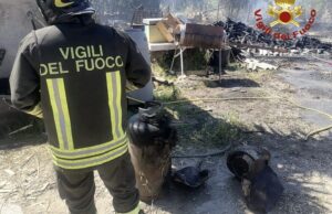 Paura a Orosei, esplode una bombola Gpl: a fuoco casolare in campagna