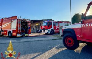 Abbasanta, scoppia incendio in un parcheggio: danneggiate diverse auto