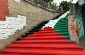 Orgosolo a favore della Palestina: colorata una intera scalinata per la pace