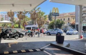 Cagliari, follia al McDonald’s: rider pakistano pugnalato dal collega