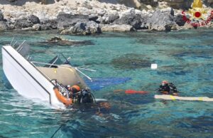 Cagliari, barca rovesciata a Cala Fighera: paura per l’equipaggio