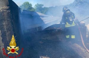 Sassari, incendio devasta un garage: crolla la tettoia, mezzi distrutti