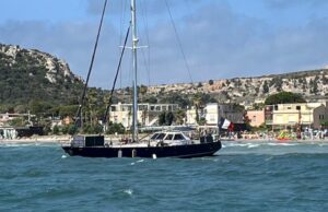 Cagliari, barca francese incagliata al Poetto