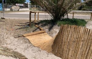 Alghero, vandali in azione: distrutte le staccionate del cordone dunale