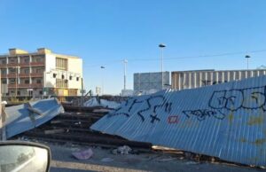 Paura a Cagliari, crolla recinzione: “Per fortuna non c’era nessuno”