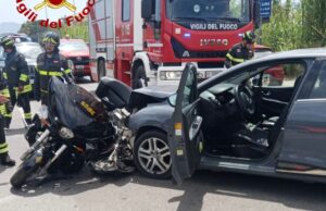 Puntaldia, brutto frontale tra auto e moto: un ferito