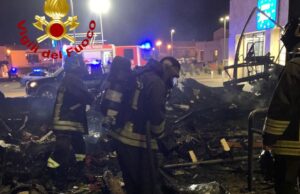 Fiamme nella notte a Siniscola: camper prende fuoco, illesi i proprietari