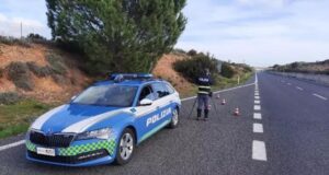 Macomer, si schianta con l’auto poi gli trovano la droga nel borsello: denunciato