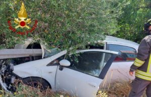 Budoni, tremendo incidente: auto trafitta dal guardrail | Due feriti