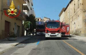 Nuoro, paura per l’incendio di un’abitazione: mezzi speciali al lavoro