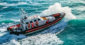 Paura a Palau: auto vola in mare, ma il conducente si salva: è uscito dal finestrino