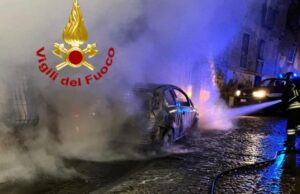 Orgosolo, notte di fuoco: auto in fiamme coinvolge cabina elettrica